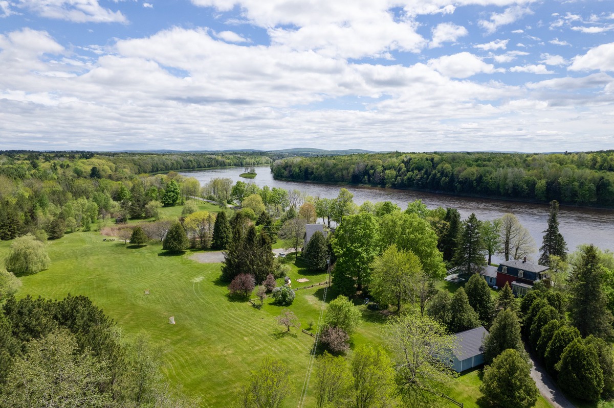 Vue aérienne sur la rivière