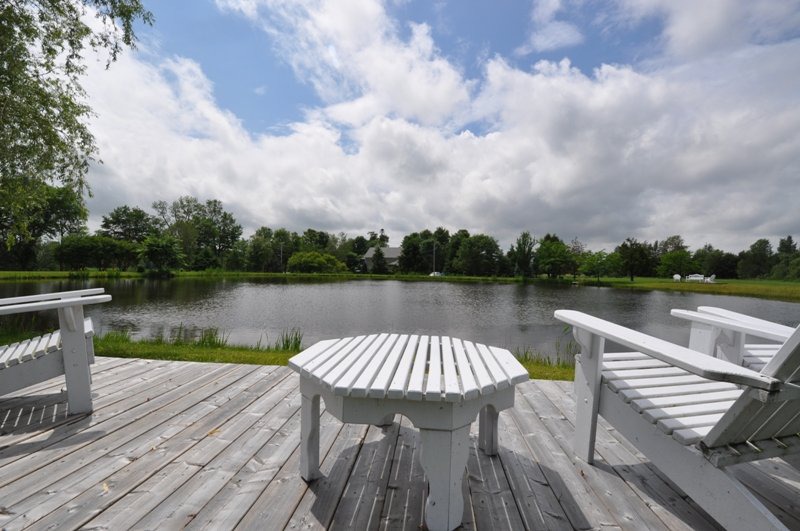 Quai de l'étang et chaises Adirondack