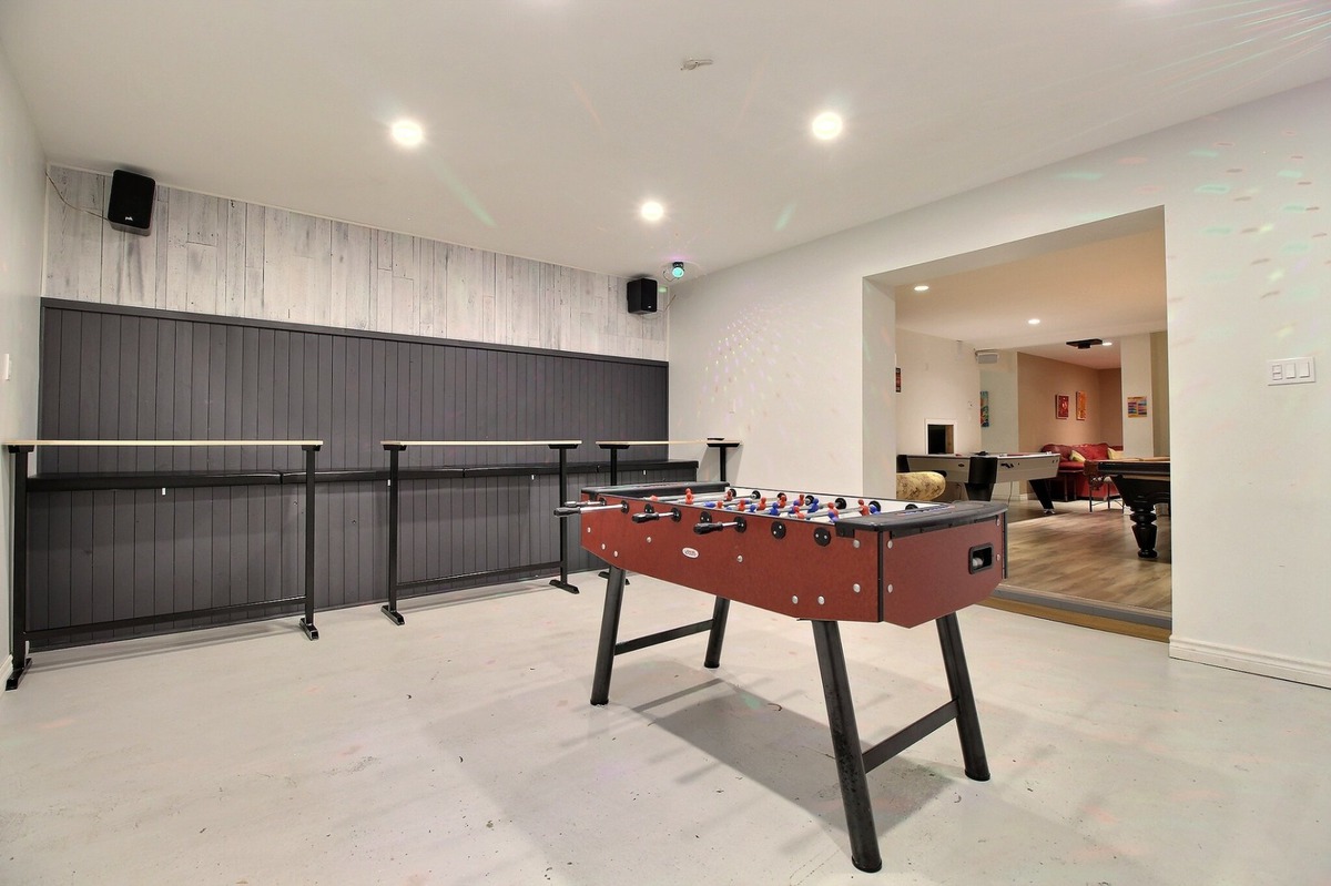 Salle de jeux avec baby-foot et bar