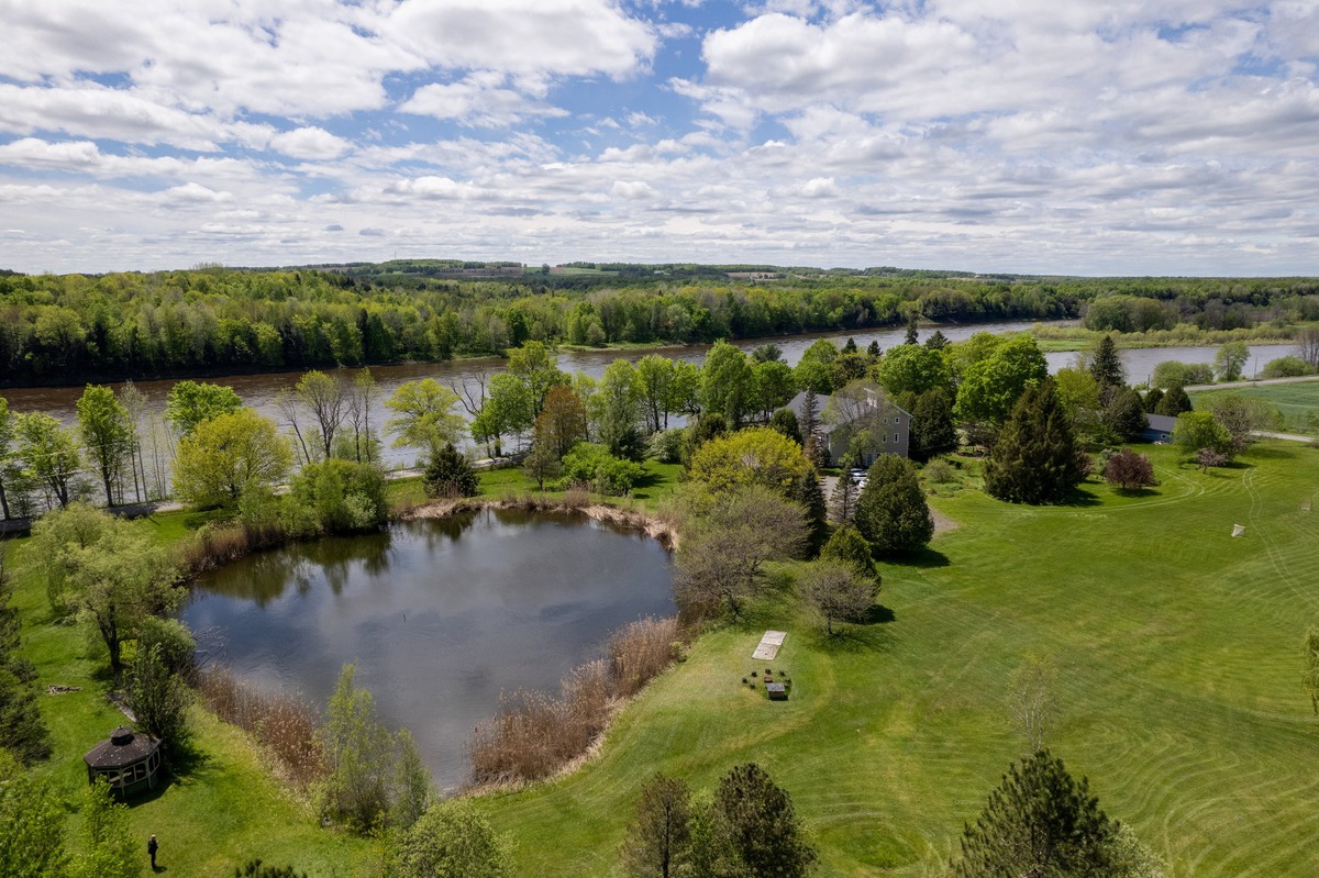 Vue aérienne sur l'étang