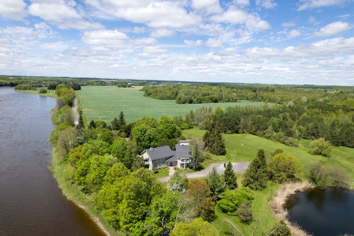 Vue aérienne sur la rivière