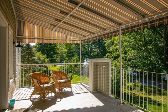 Balcon sous l'auvent, vue sur la rivière