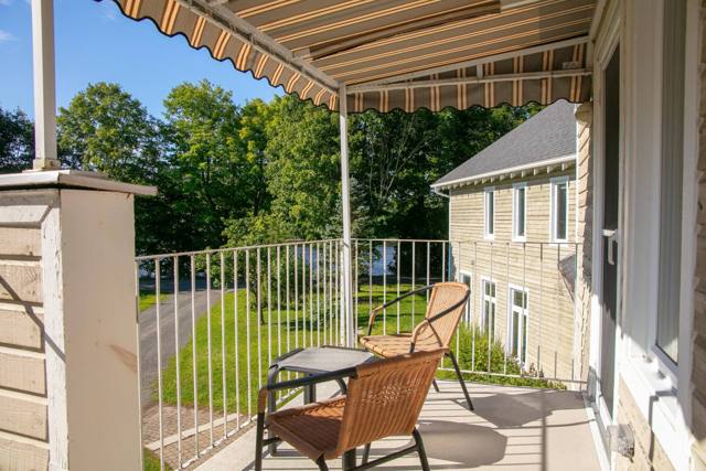 Balcon avec vue sur la rivière