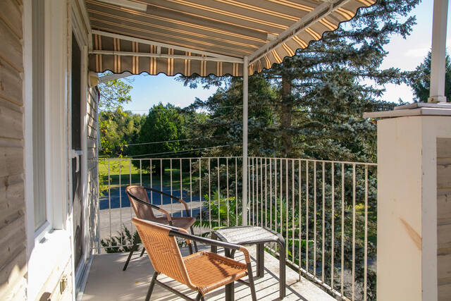 Balcon avec fauteuils en osier