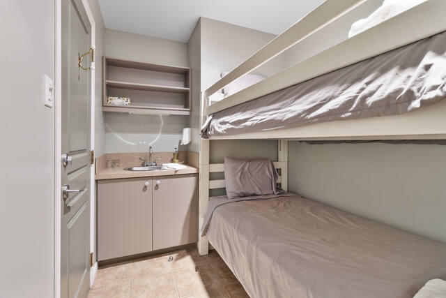 Chambre à lits superposés avec kitchenette