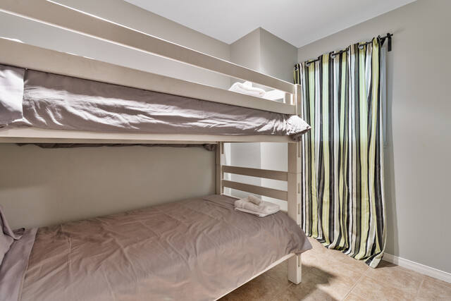 Chambre à lits superposés rayés