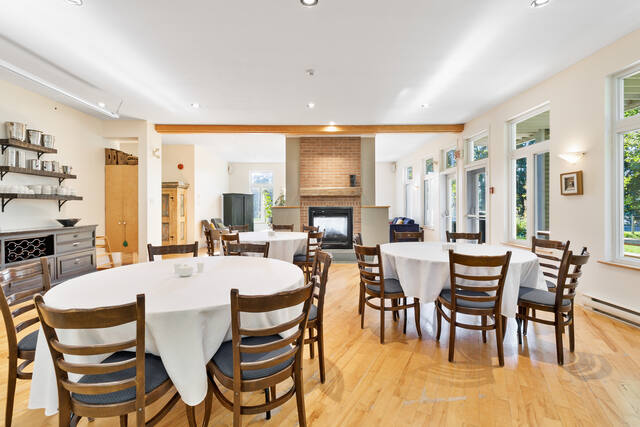 Salle à manger près du foyer