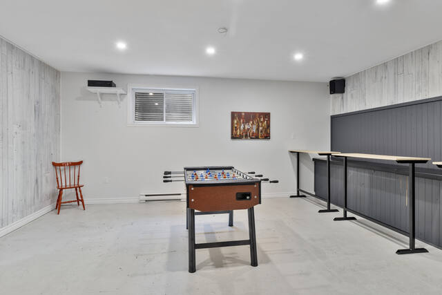 Salle de jeux avec baby-foot