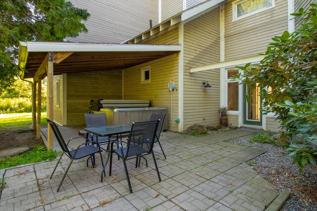 Terrasse couverte avec spa