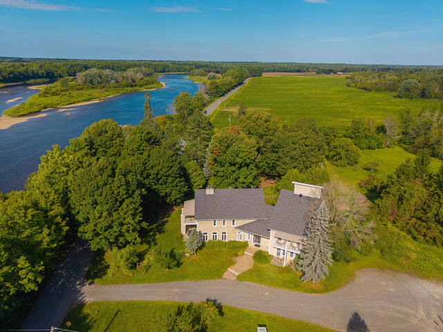 Vue aérienne sur l'étang et la rivière