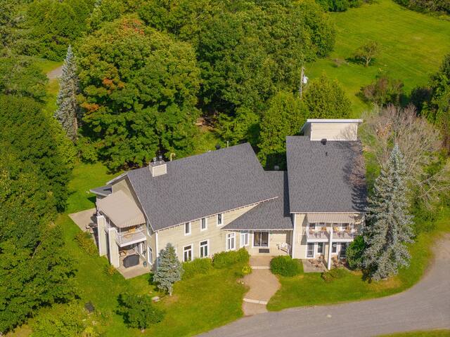 Vue aérienne rapprochée de l'auberge