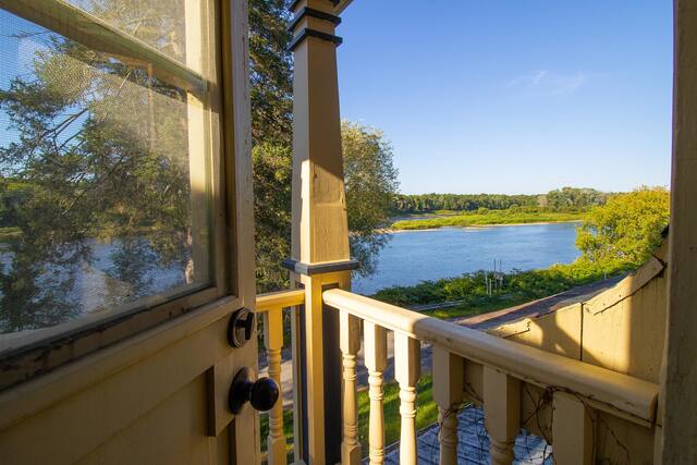 Balcon avec vue sur la rivière