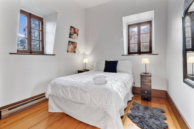 Chambre blanche et sobre